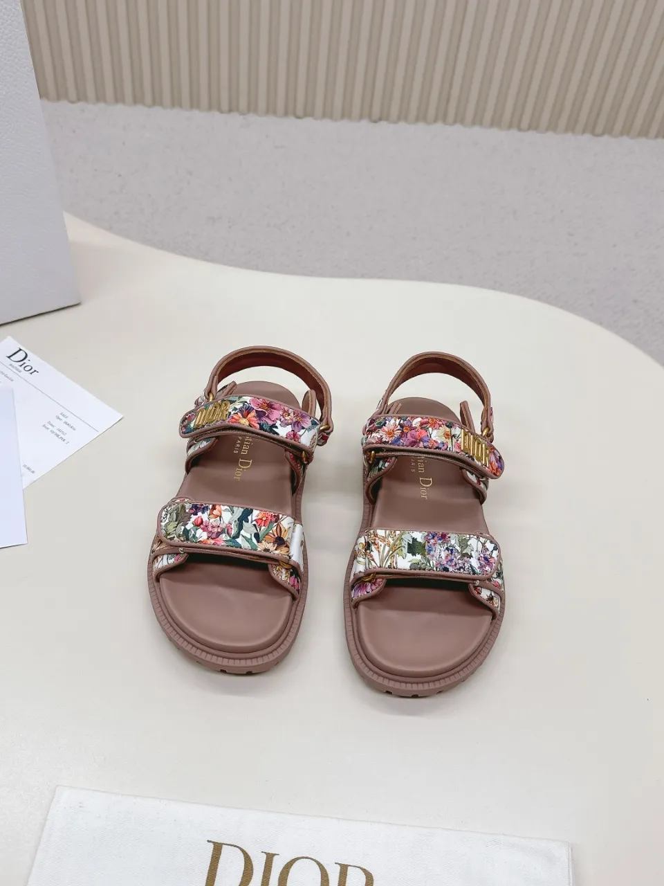 👟👟Ex-factory price 480👟👟 DIOR classic sandals mixed sheepskin DiorAct sandals are fashionable. Paired with an insole that fits the shape of your foot, it's made of exceptionally lightweight and comfortable leather. The upper straps are fastened with Velcro and are decorated with a gold-finish metal "Dior" logo, which complements the style design. These sandals add a modern edge to any look. Fabric: Imported mixed sheepskin Lining: Imported sheepskin Outsole: Original TPU outsole Code number: 35-42 (41 42 customized, non-refundable)